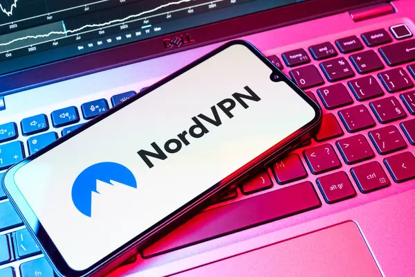 Prag, Çek Cumhuriyeti - 08 18 2025: Klavyede bir cep telefonu NordVPN logosu sergiler. NordVPN güvenli ve özel internet taraması için bir platformdur.