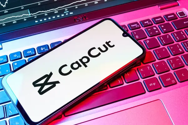 Prag, Çek Cumhuriyeti - 08 18 2025: Klavyede bir cep telefonu CapCut logosu sergiler. CapCut video düzenleme ve oluşturma için bir platformdur.