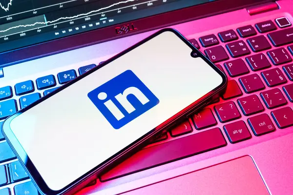Prag, Çek Cumhuriyeti - 08 18 2025: Klavyede bir cep telefonu LinkedIn logosunu gösterir. LinkedIn, insanları ve şirketleri birbirine bağlayan profesyonel bir ağ..