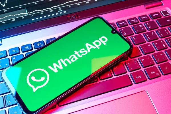 Prag, Çek Cumhuriyeti - 08 18 2025: Klavyede WhatsApp logosu gösteren bir cep telefonu. WhatsApp mesaj, çağrı ve medya göndermek için bir uygulamadır.