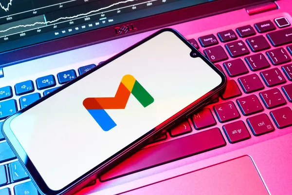Prag, Çek Cumhuriyeti - 08 18 2025: Bir klavyede bir cep telefonu Google Gmail logosunu görüntüler. Google Gmail, mesaj göndermek ve almak için kullanılan bir e-posta servisidir..