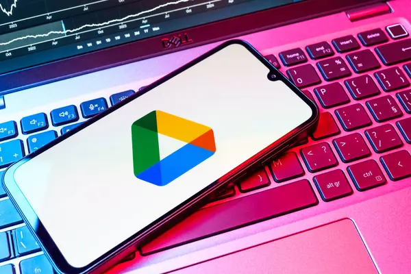 Prag, Çek Cumhuriyeti - 08 18 2025: Bir klavyede bir cep telefonu Google Drive logosu görüntüler. Google Drive dosyaları çevrimiçi depolamak ve paylaşmak için bir platformdur.