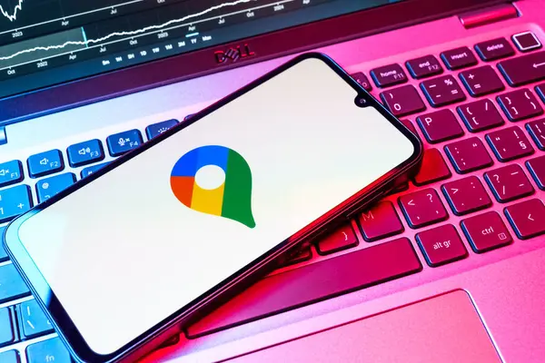 Prag, Çek Cumhuriyeti - 08 18 2025: Bir klavyede bir cep telefonu Google Maps logosu görüntüler. Google Maps haritalar, navigasyon ve konum hizmetleri için bir platformdur.