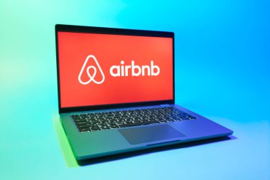 Prag, Çek Cumhuriyeti - 08 01 2025: Airbnb logosunu gösteren bir dizüstü bilgisayar. Airbnb dünya çapında kısa vadeli konaklama için bir platformdur..