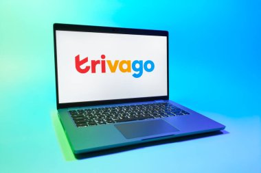 Prag, Çek Cumhuriyeti - 08 01 2025: Trivago logosunu gösteren bir dizüstü bilgisayar. Trivago otel fiyatlarını ve anlaşmaları karşılaştırmak için bir platform..