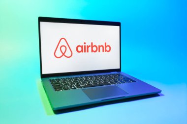 Prag, Çek Cumhuriyeti - 08 01 2025: Airbnb logosunu gösteren bir dizüstü bilgisayar. Airbnb dünya çapında kısa vadeli konaklama için bir platformdur..