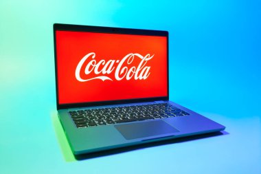 Prag, Çek Cumhuriyeti - 08 01 2025: Tek tip arka planda bir dizüstü bilgisayar Coca-Cola logosunu gösterir. Coca-Cola meşrubatlarıyla tanınan bir içecek şirketidir..