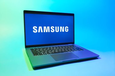Prag, Çek Cumhuriyeti - 08 01 2025: Samsung logosunu gösteren bir dizüstü bilgisayar. Samsung elektronik ve cihaz üreten bir teknoloji şirketi..