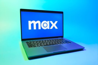Prag, Çek Cumhuriyeti - 08 01 2025: Tek tip arkaplanda bir dizüstü bilgisayar Max logosunu gösterir. Max, filmler, TV programları ve özgün içerikler için bir yayın platformudur..
