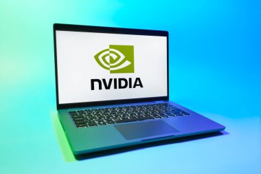 Prag, Çek Cumhuriyeti - 08 01 2025: NVIDIA logosunu gösteren bir dizüstü bilgisayar. NVIDIA, GPU ve yapay zeka donanımı alanında uzmanlaşmış bir teknoloji şirketidir..