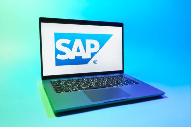 Prag, Çek Cumhuriyeti - 08 01 2025: Üniformalı bir dizüstü bilgisayarda SAP logosu görülüyor. SAP, şirket uygulamaları ve çözümleri sağlayan bir yazılım şirketidir..