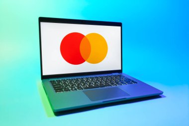 Prag, Çek Cumhuriyeti - 08 01 2025: Tek tip arkaplanda bir dizüstü bilgisayar Mastercard logosunu gösterir. Mastercard ödeme kartları ve hizmetler sağlayan bir finans şirketidir..