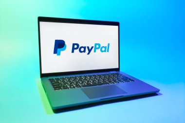 Prag, Çek Cumhuriyeti - 08 01 2025: Tek tip arka planda bir dizüstü bilgisayar PayPal logosunu gösterir. PayPal çevrimiçi ödemeler ve para transferleri için bir platformdur.