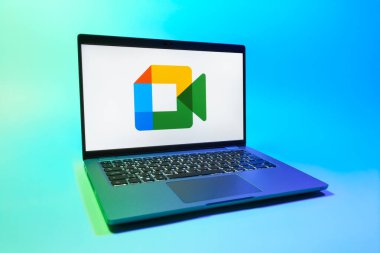 Prag, Çek Cumhuriyeti - 08 01 2025: Google Meet logosunu gösteren bir dizüstü bilgisayar. Google Meet video toplantıları ve çevrimiçi işbirliği için bir platformdur.
