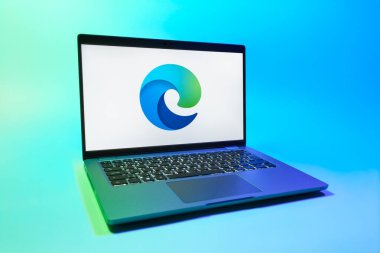 Prag, Çek Cumhuriyeti - 08 01 2025: Tek bir arka planda bir dizüstü bilgisayar Sınır logosunu gösterir. Edge, Microsoft tarafından Windows aygıtları için geliştirilen bir web tarayıcısıdır..