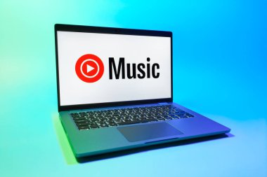 Prag, Çek Cumhuriyeti - 08 01 01 2025: Tek tip arkaplanda bir dizüstü bilgisayar Youtube Müzik logosunu gösterir. Youtube Music müzik için bir platformdur..