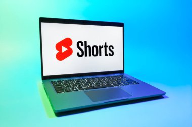 Prag, Çek Cumhuriyeti - 08 01 2025: Tek tip arkaplanda bir dizüstü bilgisayar Youtube Shorts logosunu gösterir. Youtube Shorts kısa form video içeriği için bir platformdur.
