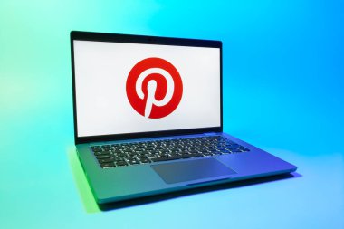 Prag, Çek Cumhuriyeti - 08 01 2025: Pinterest logosunu gösteren bir dizüstü bilgisayar. Pinterest fikirleri görsel olarak keşfetmek ve kaydetmek için bir platformdur..