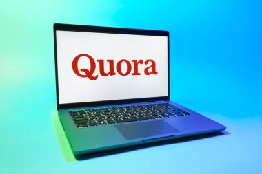Prag, Çek Cumhuriyeti - 08 01 2025: Quora logosunu gösteren bir dizüstü bilgisayar. Quora soru sormak ve bilgi paylaşmak için bir platformdur..