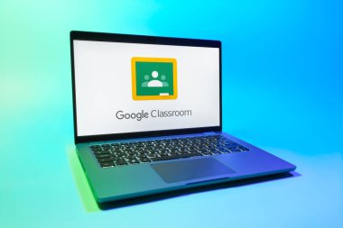 Prag, Çek Cumhuriyeti - 08 01 2025: Tek tip arkaplanda bir dizüstü bilgisayar Google Sınıfı logosunu gösterir. Google Sınıfı, sınıfları ve eğitim içeriğini yönetmek için bir platformdur.