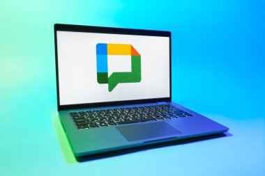 Prag, Çek Cumhuriyeti - 08 01 2025: Google Chat logosunu gösteren bir dizüstü bilgisayar. Google Chat mesajlaşma ve takım işbirliği için bir platformdur.