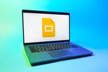 Prag, Çek Cumhuriyeti - 08 01 2025: Google Slides logosunu gösteren bir dizüstü bilgisayar. Google Slides sunumlar ve slayt gösterileri oluşturmak için bir platformdur.