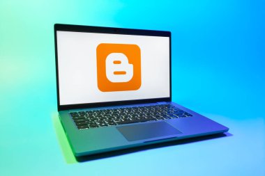 Prag, Çek Cumhuriyeti - 08 01 2025: Üniforma arka planda bir dizüstü bilgisayar Blogger logosunu gösterir. Blogger blog oluşturma ve yayınlama için bir platformdur.
