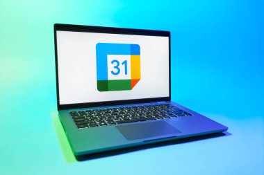 Prag, Çek Cumhuriyeti - 08 01 2025: Tek bir arkaplanda bir dizüstü bilgisayar Google Takvim logosunu gösterir. Google Takvimi olayları zamanlamak ve yönetmek için bir platformdur.