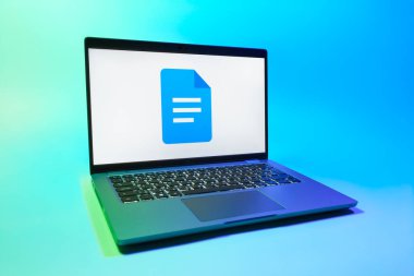 Prag, Çek Cumhuriyeti - 08 01 2025: Tek bir arka planda bir dizüstü bilgisayar Google Docs logosunu gösterir. Google Docs metin belgeleri oluşturmak ve düzenlemek için bir platformdur.