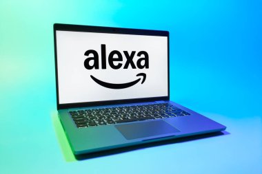 Prag, Çek Cumhuriyeti - 08 01 2025: Tek tip arkaplanda bir dizüstü bilgisayar Alexa logosunu gösteriyor. Alexa akıllı aygıtlar ve servisler için ses asistanıdır.
