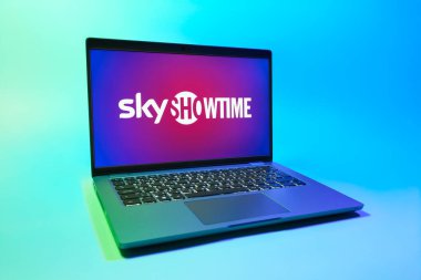 Prag, Çek Cumhuriyeti - 08 01 2025: Üniforma arka planda bir dizüstü bilgisayar SkyShowtime logosunu gösteriyor. SkyShowtime, sinema ve televizyon dizileri için bir yayın platformudur..