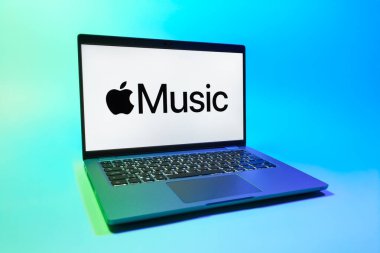 Prag, Çek Cumhuriyeti - 08 01 01 2025: Uniforma arka planda bir dizüstü bilgisayar Apple Music logosunu gösteriyor. Apple Music müzik için bir platformdur..