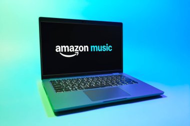Prag, Çek Cumhuriyeti - 08 01 01 2025: Tek tip arka planda bir dizüstü bilgisayar Amazon Müzik logosunu gösteriyor. Amazon Müzik müzik müzik için bir platformdur..
