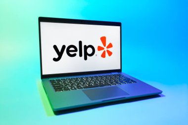Prag, Çek Cumhuriyeti - 08 01 2025: Yelp logosunu gösteren bir dizüstü bilgisayar. Yelp yerel işletmeleri bulmak ve incelemek için bir platformdur.