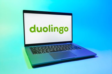 Prag, Çek Cumhuriyeti - 08 01 2025: Tek tip arkaplanda bir dizüstü bilgisayar Duolingo logosunu gösteriyor. Duolingo interaktif olarak dil öğrenmek için bir platformdur..
