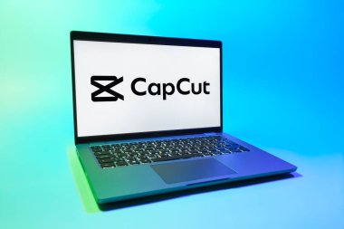 Prag, Çek Cumhuriyeti - 08 01 2025: Tek tip arka planda bir dizüstü bilgisayar CapCut logosunu gösterir. CapCut video düzenleme ve oluşturma için bir platformdur.