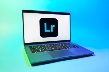 Prag, Çek Cumhuriyeti - 08 01 2025: Lightroom logosunu gösteren bir dizüstü bilgisayar. Lightroom fotoğraf düzenleme ve yönetim için bir yazılımdır..