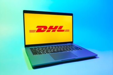 Prag, Çek Cumhuriyeti - 08 01 2025: DHL logosunu gösteren bir dizüstü bilgisayar. DHL uluslararası nakliye hizmeti sunan bir lojistik şirketidir..