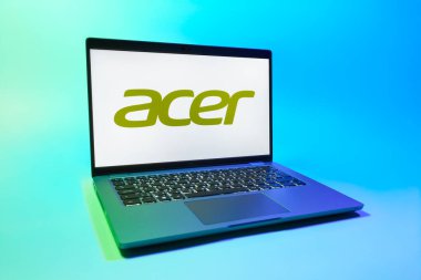 Prag, Çek Cumhuriyeti - 08 01 2025: Tek bir arkaplanda bir dizüstü bilgisayar Acer logosunu gösterir. Acer bilgisayar ve elektronik üreten bir teknoloji şirketidir..