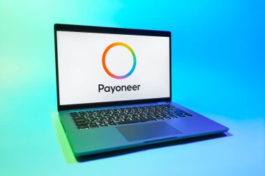 Prag, Çek Cumhuriyeti - 08 01 2025: Tek tip arkaplanda bir dizüstü bilgisayar Payonez logosunu gösterir. Paeveryone, küresel online ödemeler ve para transferleri için bir platformdur.