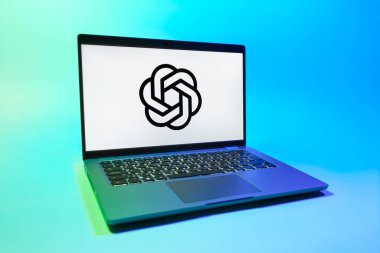 Prag, Çek Cumhuriyeti - 08 01 2025: Tek bir arkaplanda bir dizüstü bilgisayar OpenAI logosunu gösterir. OpenAI, yapay zeka modelleri ve uygulamaları geliştiren bir platformdur..