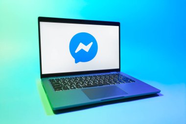 Prag, Çek Cumhuriyeti - 08 01 2025: Uniforma arka planda bir dizüstü bilgisayar Messenger logosunu gösterir. Haberci Facebook 'ta mesajlaşma ve sohbet için bir platformdur.