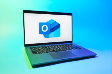 Prag, Çek Cumhuriyeti - 08 01 2025: Tek tip arkaplanda bir dizüstü bilgisayar Outlook logosunu gösterir. Outlook iletileri göndermek ve yönetmek için bir e- posta platformudur.