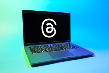 Prag, Çek Cumhuriyeti - 08 01 2025: Tek tip bir arkaplanda dizüstü bilgisayar Threads logosunu gösterir. Tartışmalar, kısa gönderileri ve güncellemeleri paylaşmak için bir sosyal medya platformudur.