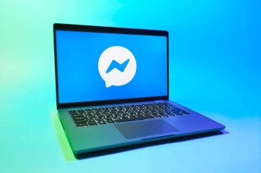 Prag, Çek Cumhuriyeti - 08 01 2025: Uniforma arka planda bir dizüstü bilgisayar Messenger logosunu gösterir. Haberci Facebook 'ta mesajlaşma ve sohbet için bir platformdur.