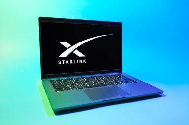 Prag, Çek Cumhuriyeti - 08 01 2025: Tek bir arkaplanda bir dizüstü bilgisayar Starlink logosunu gösterir. Starlink küresel bağlantı sağlayan bir uydu internet hizmetidir.