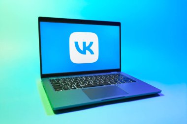 Prag, Çek Cumhuriyeti - 08 01 2025: VK logosunu gösteren bir dizüstü bilgisayar. VK, içeriği bağlamak ve paylaşmak için bir sosyal medya platformudur..