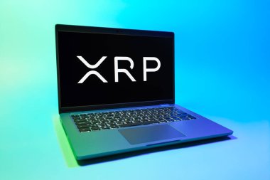 Prag, Çek Cumhuriyeti - 08 01 2025: Tek tip arkaplanda bir dizüstü bilgisayar Ripple logosunu gösterir. Dalgalanma dijital kripto para birimi ve ödeme protokolüdür..