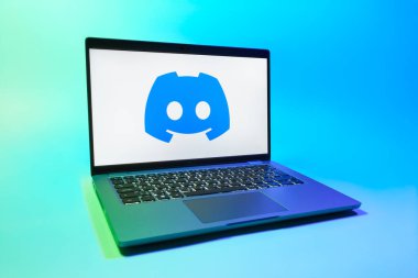 Prag, Çek Cumhuriyeti - 08 01 2025: Tek tip arka planda bir dizüstü bilgisayar Discord logosunu gösterir. Discord ses, video ve metin iletişimi için bir platformdur..