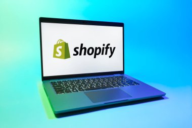 Prag, Çek Cumhuriyeti - 08 01 2025: Tek bir arkaplanda Shopify logosunu gösteren bir dizüstü bilgisayar. Shopify çevrimiçi mağazalar oluşturmak ve yönetmek için bir platformdur.